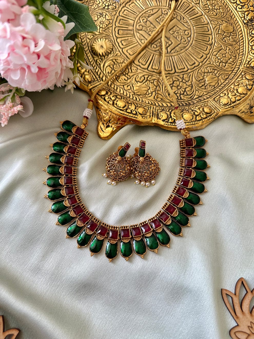 greenn Maroon necklace Image 2